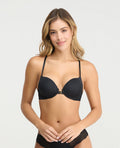 Modelo usando brasier negro de extra realce con broche magnético frontal y espalda atlética de encaje.
