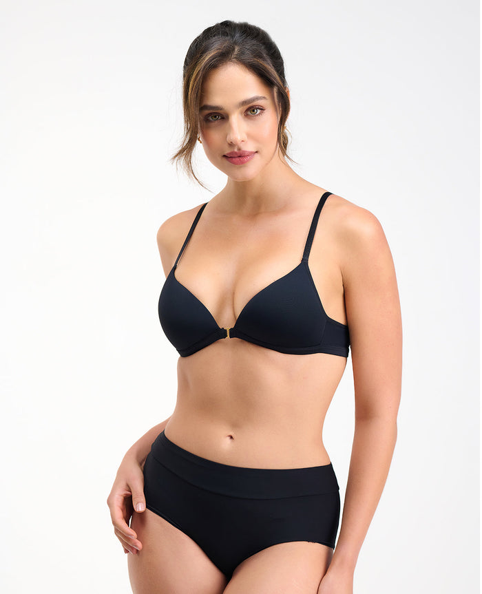 Modelo usando brasier negro de realce natural con abrochadura frontal y cargaderas delgadas ajustables.