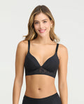 Brasier negro de realce natural con detalles en encaje, escote profundo y cargaderas ajustables para mujer.