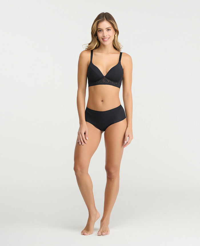 Brasier negro de realce natural con encaje en la base y cargaderas ajustables sobre modelo en fondo blanco.
