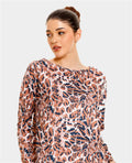 Buzo de pijama manga larga para mujer con cuello redondo y estampado animal print en tonos café y azul.