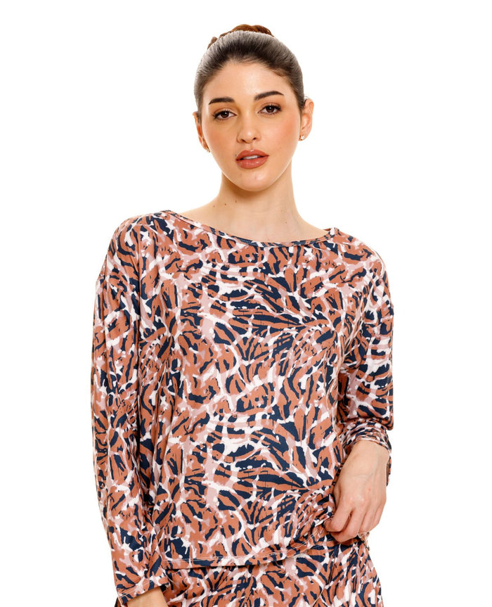 Buzo de pijama para mujer con estampado animal print, manga larga, cuello redondo y silueta suelta sobre fondo blanco.