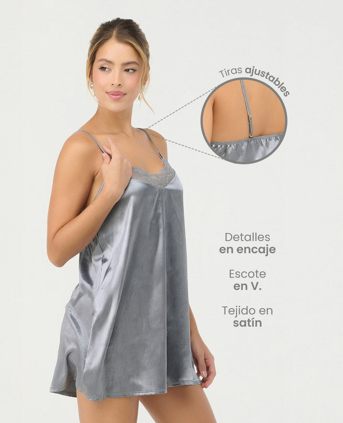 Pijama batola de satín plateado con escote en V, encaje y tiras ajustables. Ropa de dormir elegante para mujer.