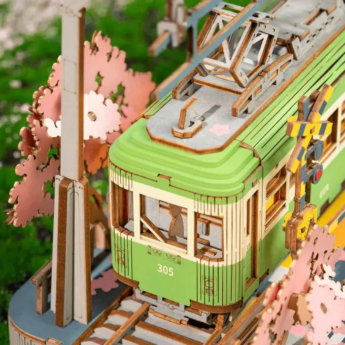 Tramway vert citron numéroté 305 sur les voies ferrées.