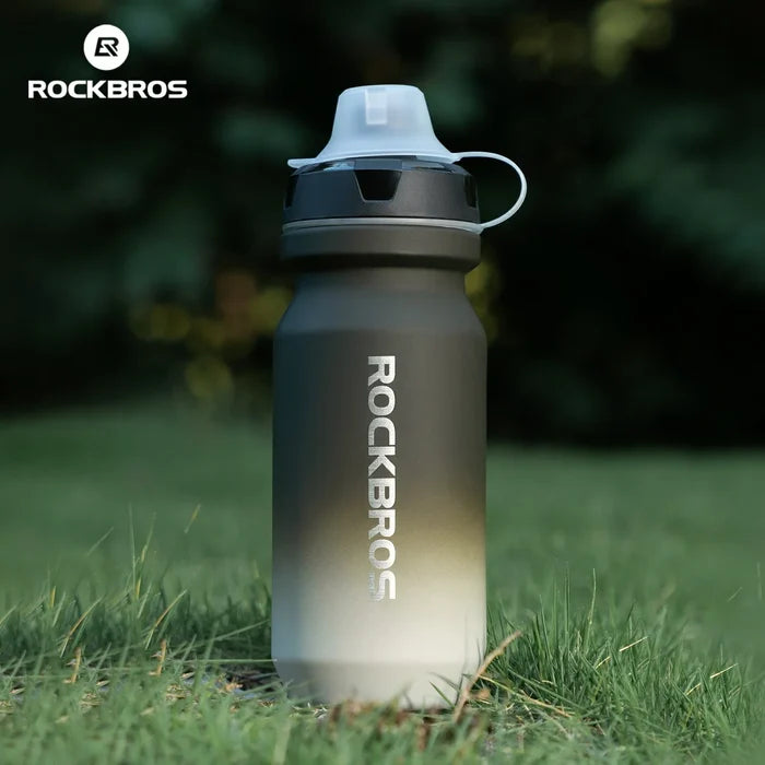 ROCKBROS lightweight bike bottle with pull-top lid, available in 600ml and 750ml sizes, designed for easy hydration during cycling. #Color_Gradient Gray White (600ml)